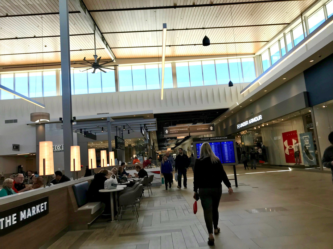 Premium Outlet Collection Edmonton International Airport景点图片