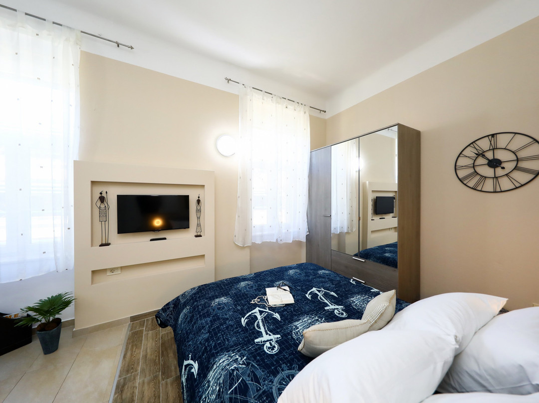 Apartments & Rooms Kolovare Beach主图