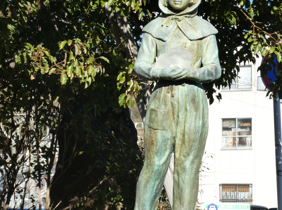 Statue of Garasu no Usagi-二宫町必去景点