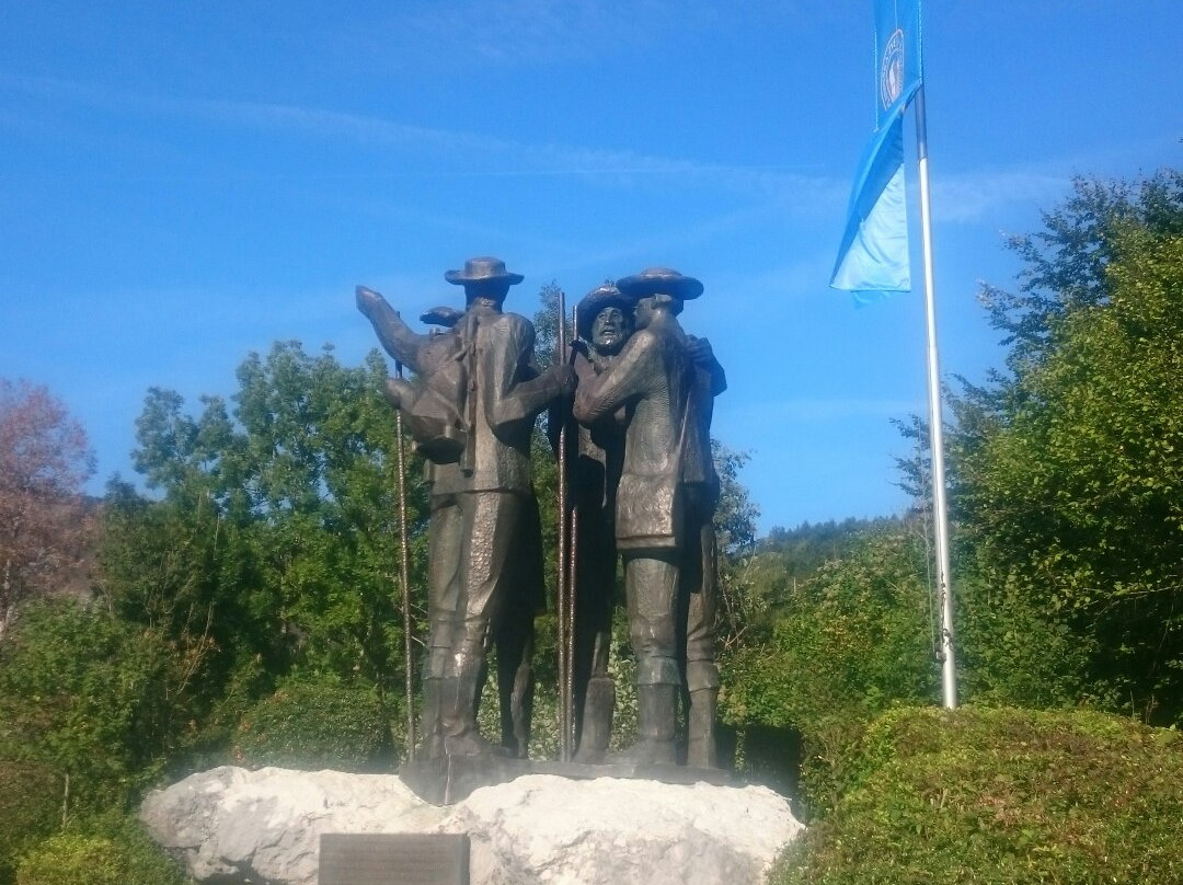Monument To Four Courageous Men景点图片
