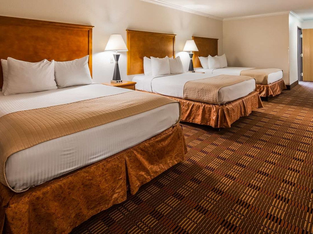 会所贝斯特韦斯特酒店及套房主图