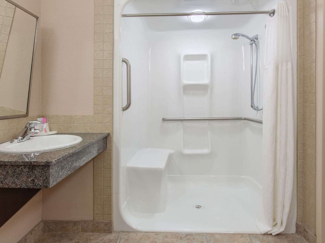 Ramada by Wyndham Brooks主图