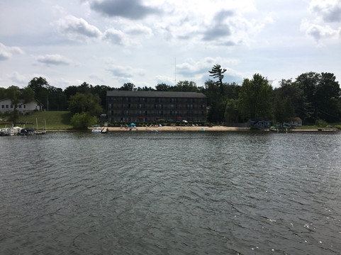 霍顿湖水滨酒店主图