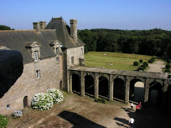 Chateau de Kergroadez景点图片
