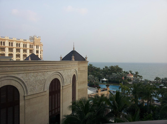 三亚湾皇冠假日度假酒店主图