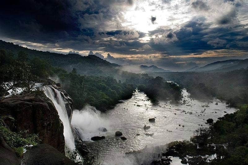 Athirappilly Waterfalls景点图片