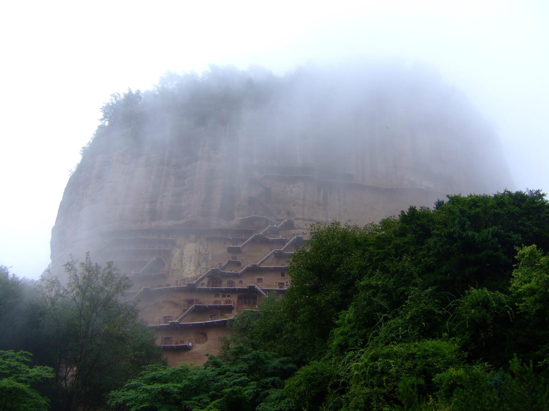 麦积山石窟景点图片