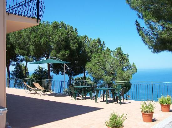 Sant Ambrogio酒店住宿-Alba Tra I Pini B&B