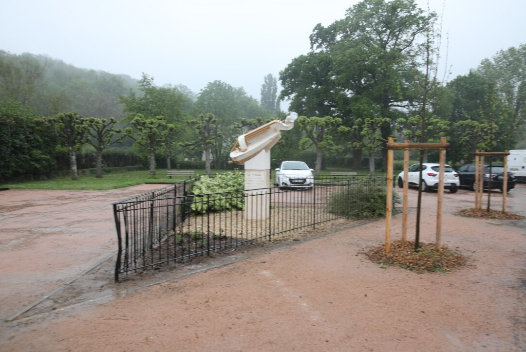 Monument à la Mémoire des Luthiers de Jenzat景点图片