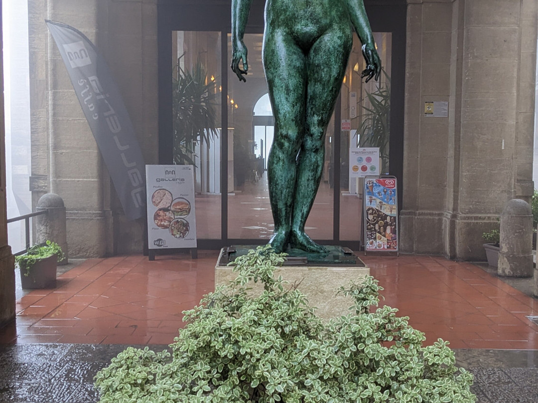 Statua Grande Nudo Femminile-圣马力诺城必去景点