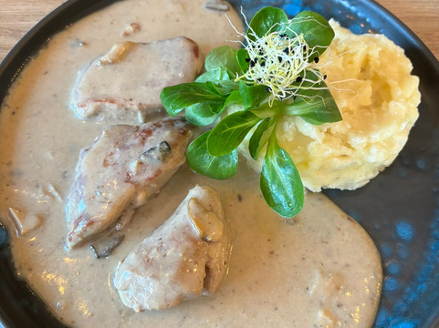 Restaurácia pod lipou