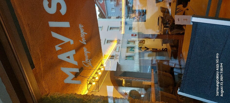 Mavi's Lounge Burger