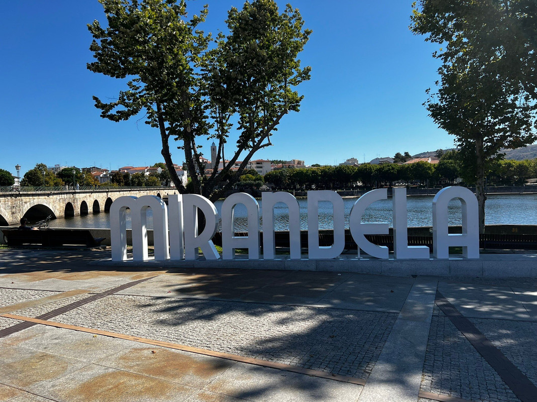 Ponte Românica (ponte Velha)景点图片