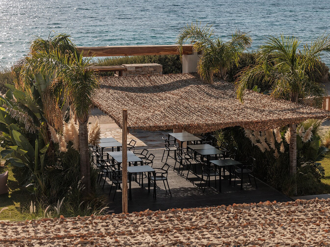 Eden Beachfront Residences & Suites主图