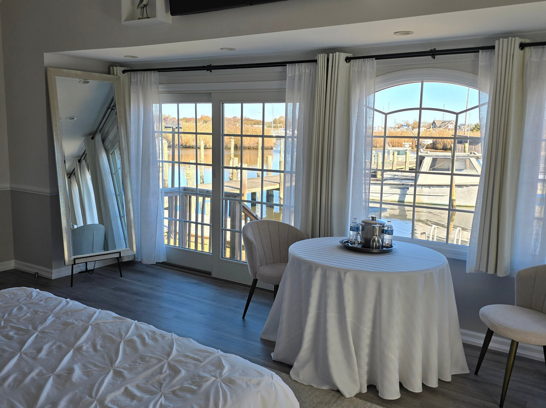 Land's End Motel主图