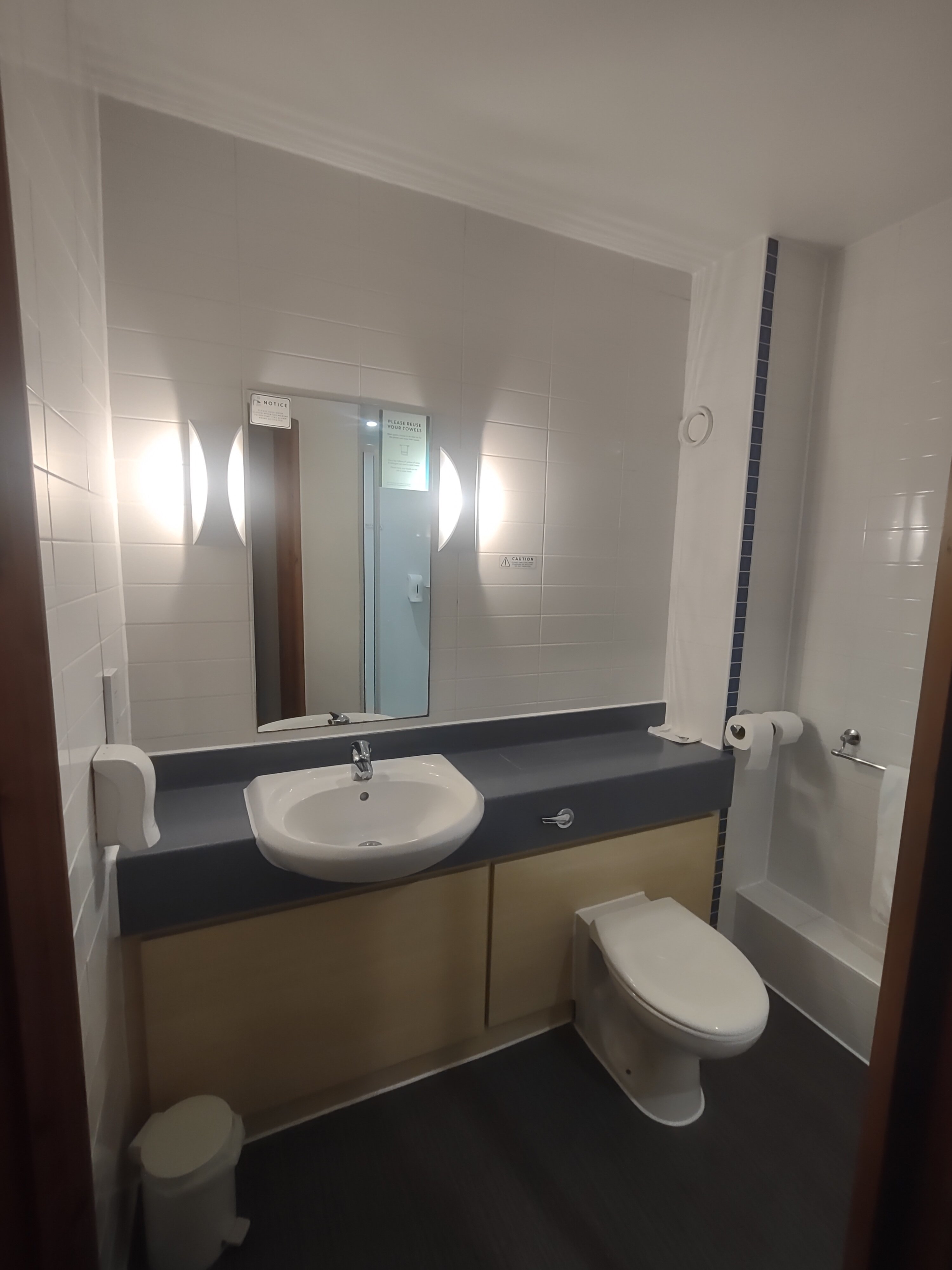 Travelodge Tewkesbury Hotel-浴室