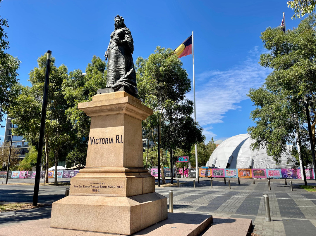 Queen Victoria Monument景点图片