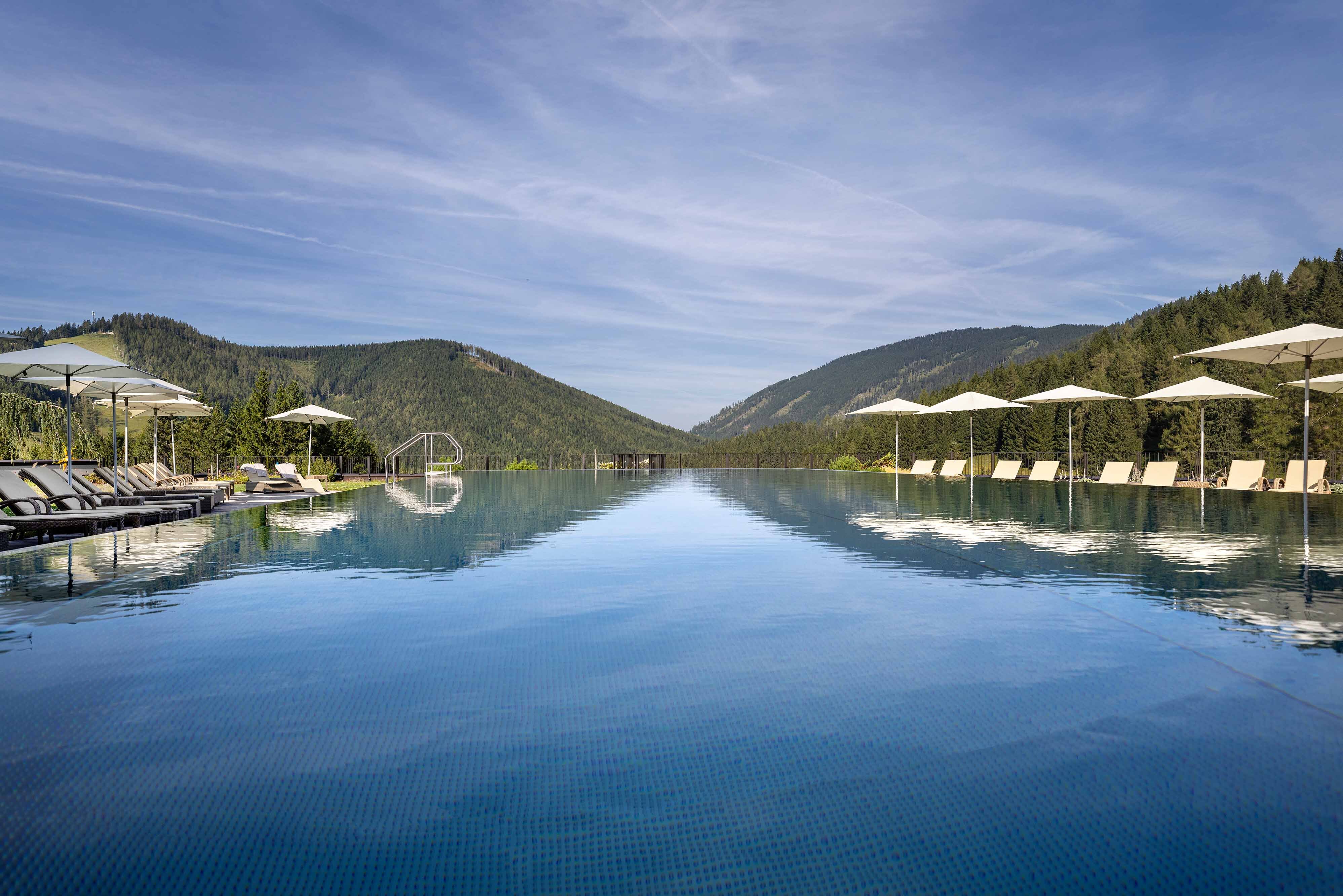 Almwellness Hotel Pierer-泳池