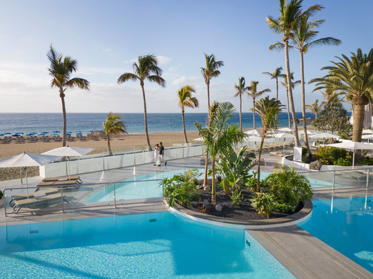 法里奥尼斯海滩套房酒店