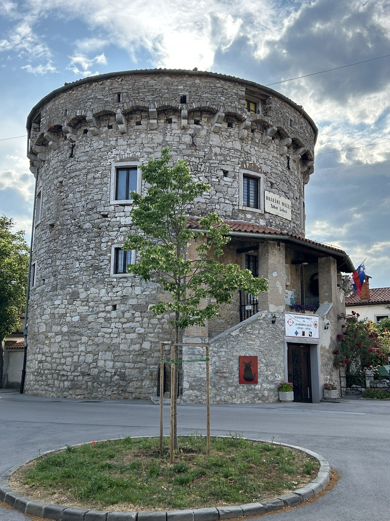 Hisa Krasna-官方