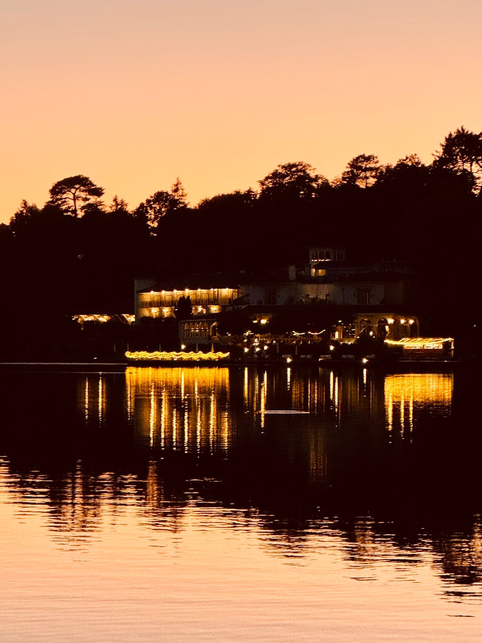 Brindos, Lac & Château-官方