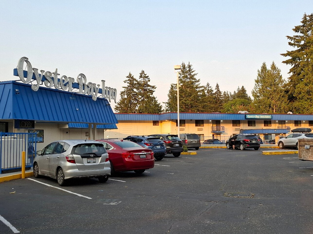 Oyster Bay Inn & Suites主图