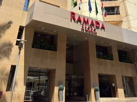 贝鲁特拉乌什温德姆华美达广场酒店