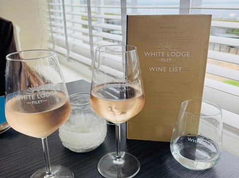 菲雷白屋酒店主图