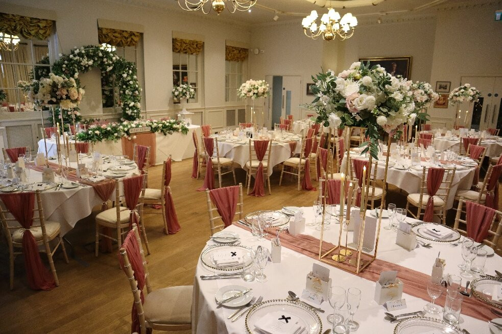 林肯白鹿酒店主图