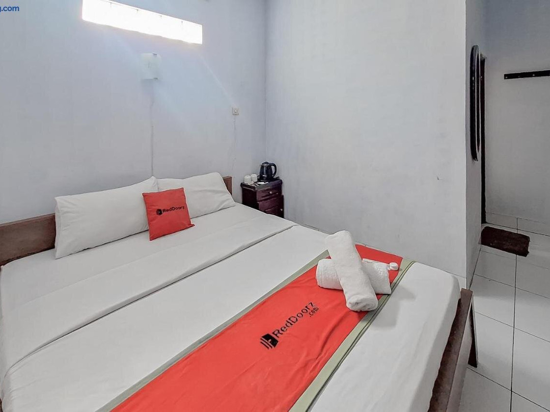 RedDoorz Syariah at Hotel Adi Sederhana near Stasiun Jatibarang