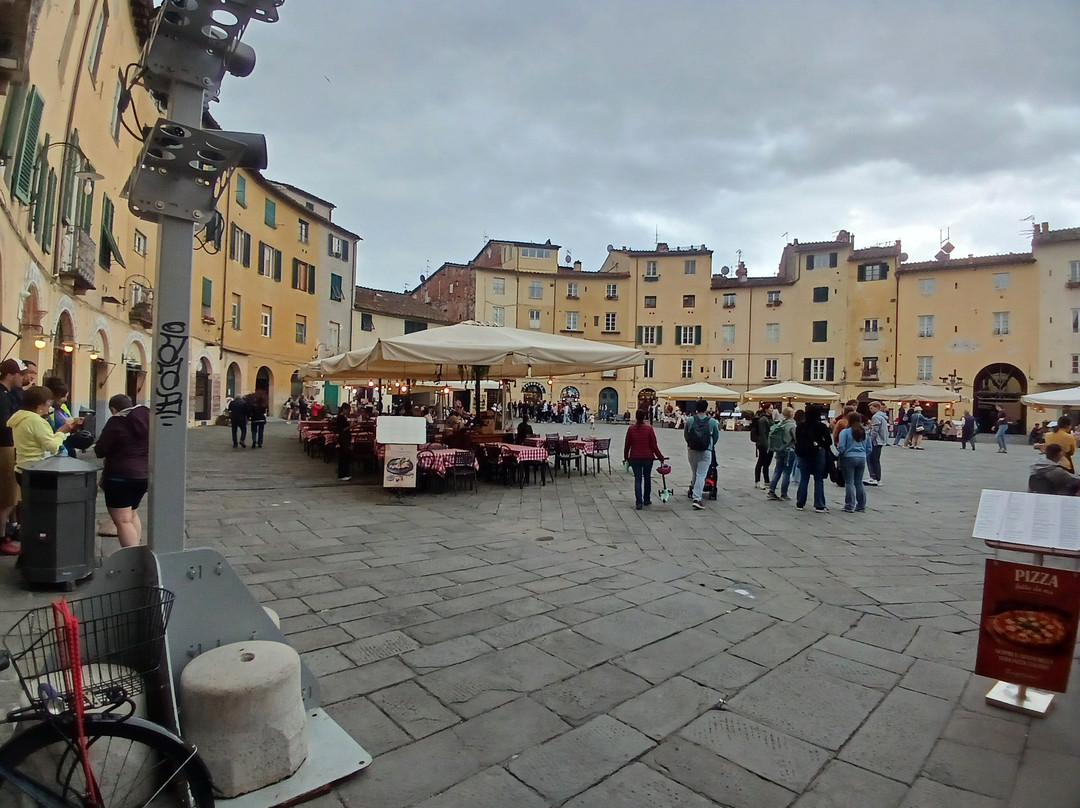 Piazza Anfiteatro-卢卡必去景点
