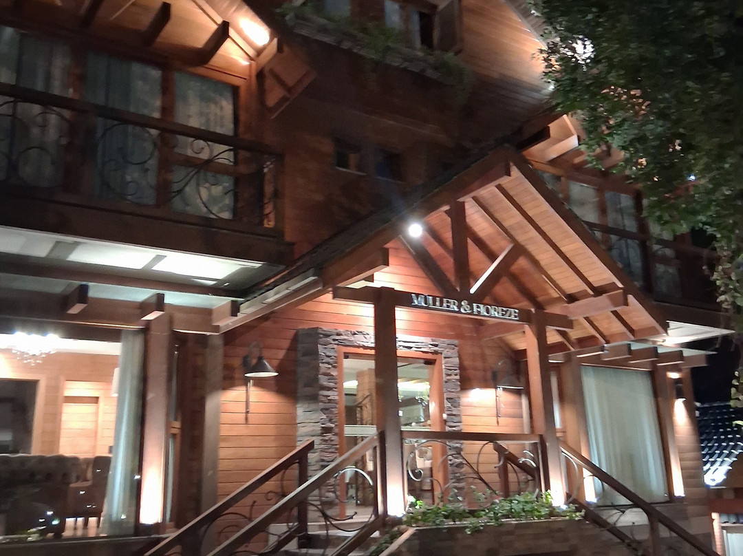 穆勒大叔小屋酒店主图