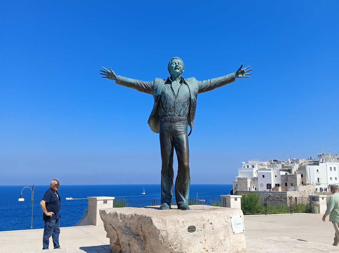Statua di Domenico Modugno-波利尼亚诺阿马雷必去景点