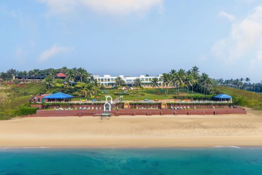 Mayfair Palm Beach Resort-泳池