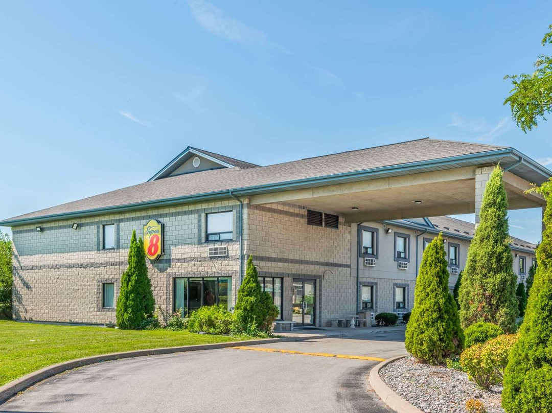 Super 8 by Wyndham Ambassador Bridge Windsor ON