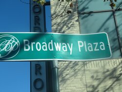 Broadway Plaza-核桃溪必去景点