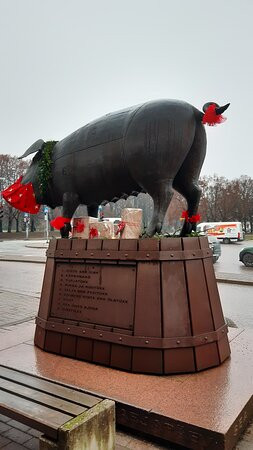 Sculpture Bronze Pig-塔尔图必去景点