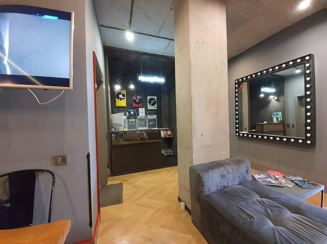 Rooms & Rumors主图