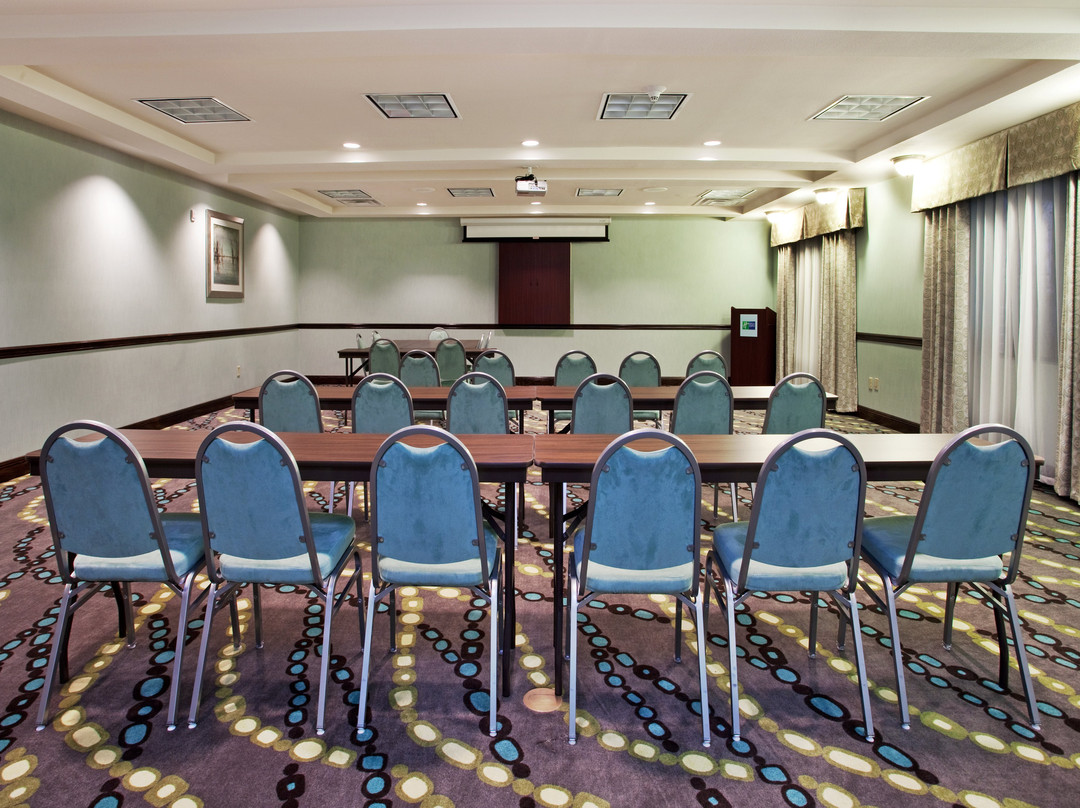 皮卡尤恩快捷假日&套房酒店主图