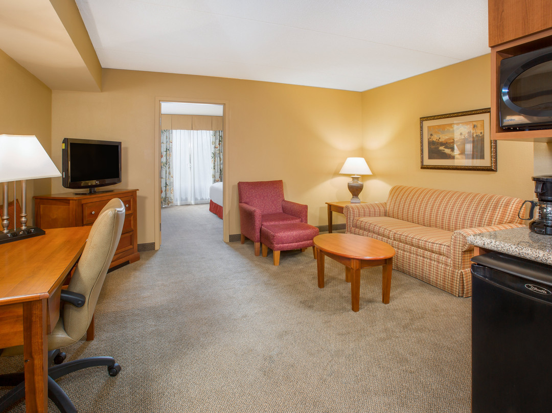 布卢明顿智选假日套房酒店主图