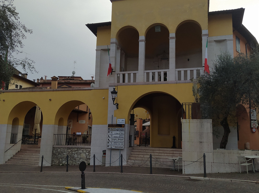 La Loggia Dei Caduti-加尔多内里维耶拉必去景点