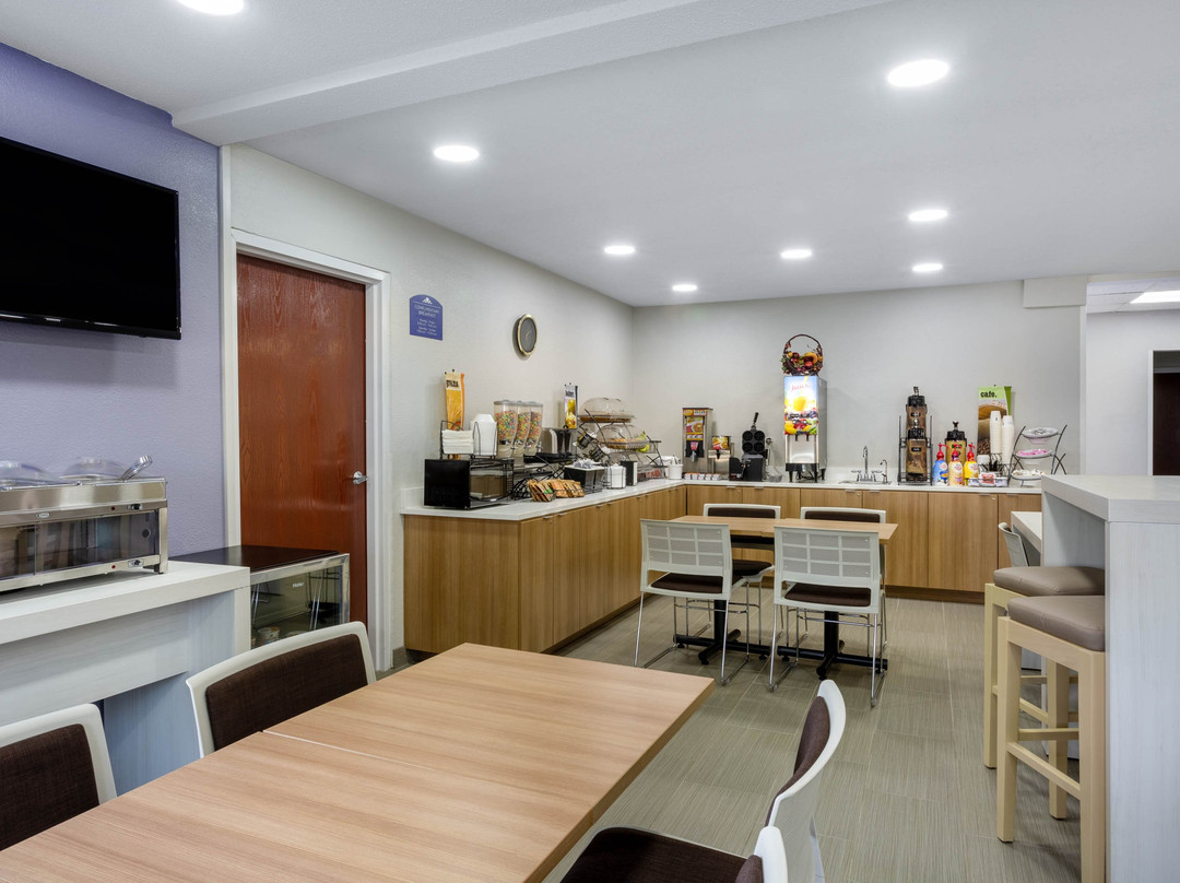 Microtel Inn & Suites by Wyndham Burlington主图