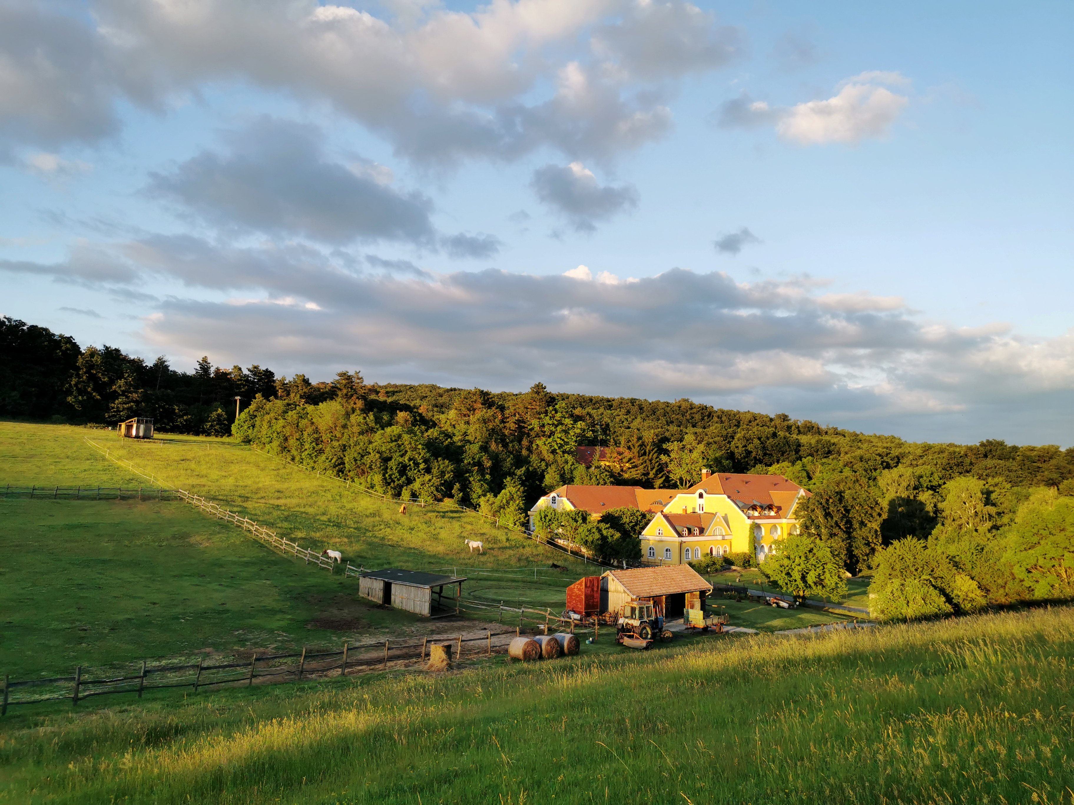 Cseri Kastelyszallo-官方