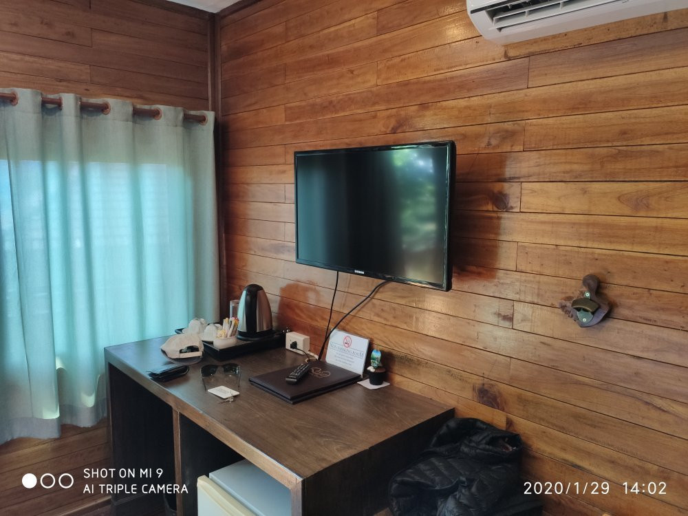 皮皮岛海滩度假酒店主图