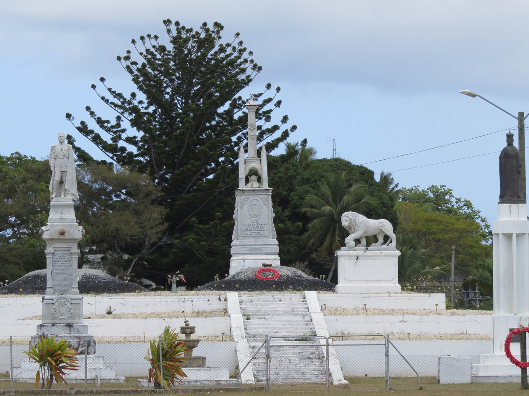 Royal Tombs-努库阿洛法必去景点