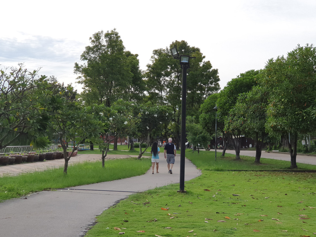 Chaloem Phra Kiat Public Park景点图片