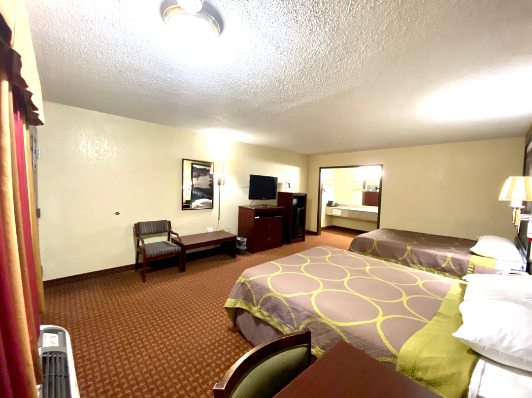 Super 8 by Wyndham Shawnee主图