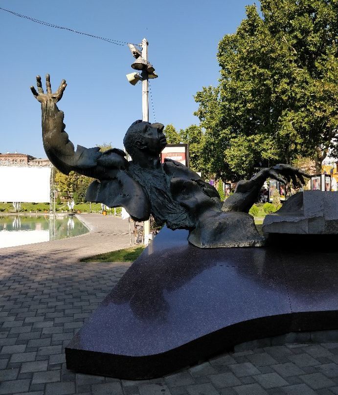 Arno Babajanyan Statue-埃里温必去景点