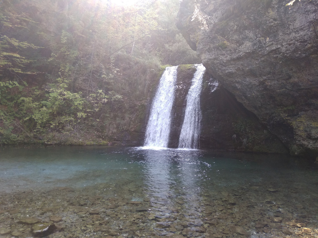 Enipeas Waterfall景点图片
