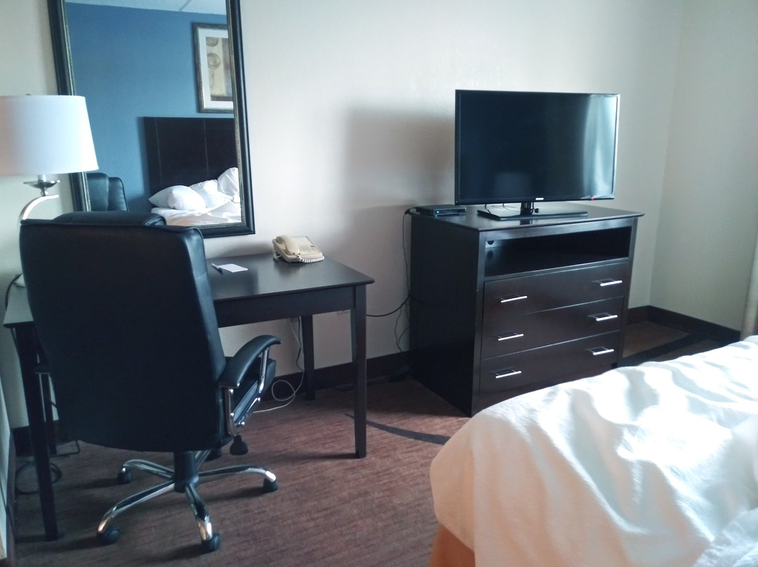 Greenfield Inn & Suites主图